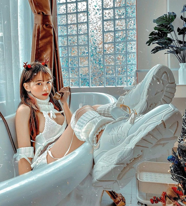 Hotgirl Lê Bống gây nhức mắt khi hoá thân bà già Noel sexy - Hình 9 Hotgirl Le Bong gay nhuc mat khi hoa than ba gia Noel sexy-Hinh-9