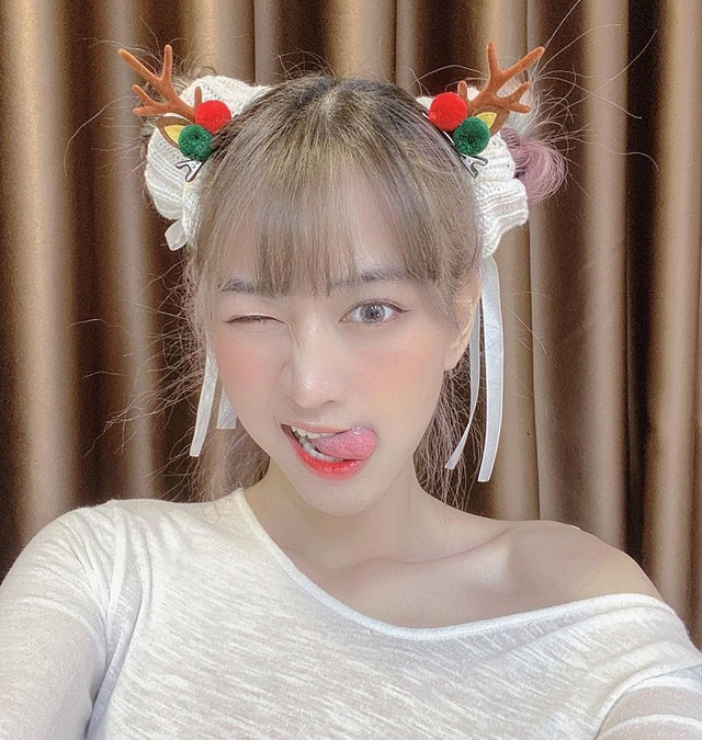 Hotgirl Lê Bống gây nhức mắt khi hoá thân bà già Noel sexy - Hình 10 Hotgirl Le Bong gay nhuc mat khi hoa than ba gia Noel sexy-Hinh-10
