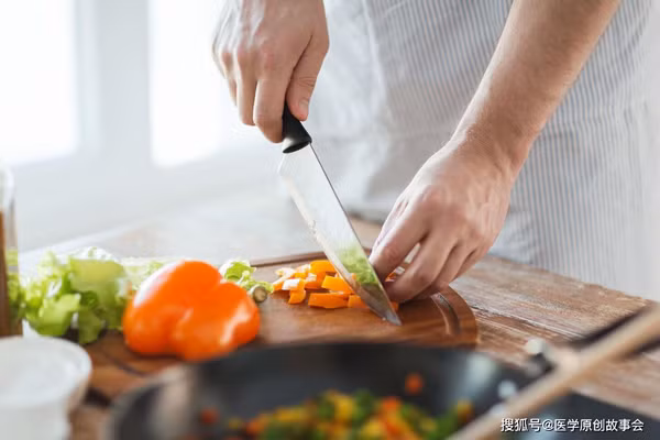 Mon an thuong truc khien nha 3 nguoi ung thu da day-Hinh-2