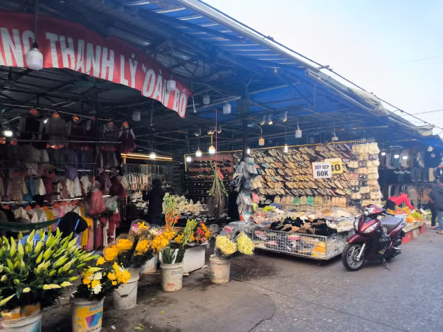 Cho truyen thong e am dip can Tet, tieu thuong lo lang