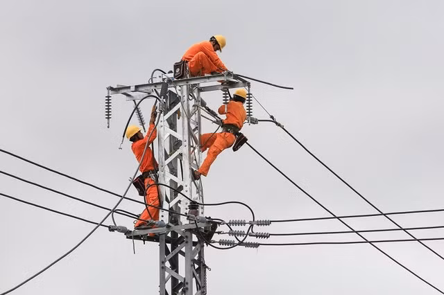 Chuyen gia noi gi ve viec EVN dieu chinh gia dien 3 thang/lan?