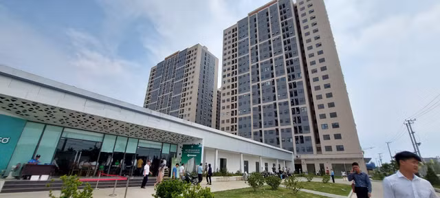 Lam sai ngan nguoi giau mua nha o xa hoi?