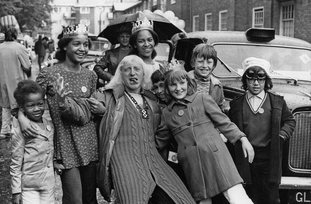 Lật lại tội ác MC nổi tiếng của Anh từng lạm dụng tình dục 500 người - Hình 3 Lat lai toi ac MC noi tieng cua Anh tung lam dung tinh duc 500 nguoi-Hinh-3