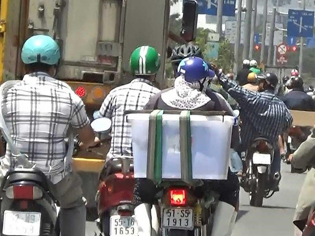 'Cò’ bảo kê xe qua chốt CSGT vào giờ cấm ở TP HCM - Hình 4 'Co’ bao ke xe qua chot CSGT vao gio cam o TP HCM-Hinh-4