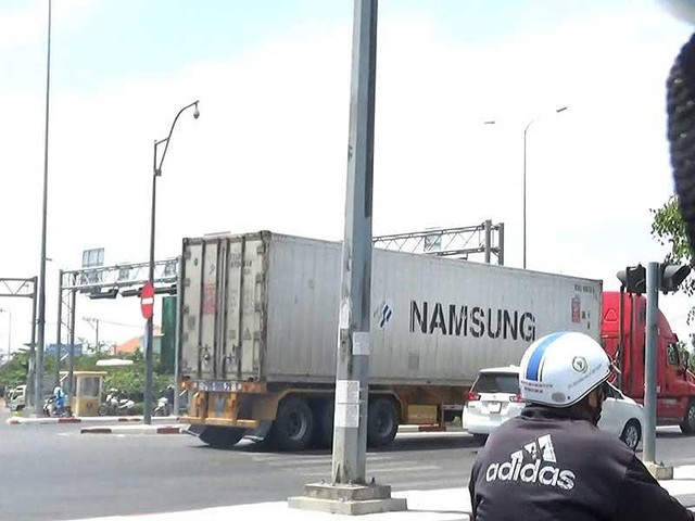 'Cò’ bảo kê xe qua chốt CSGT vào giờ cấm ở TP HCM - Hình 2 'Co’ bao ke xe qua chot CSGT vao gio cam o TP HCM-Hinh-2