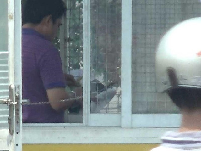 Vụ 'cò' qua chốt giờ cấm: ‘Làm luật’ ngay trong chốt CSGT Vu 'co' qua chot gio cam: ‘Lam luat’ ngay trong chot CSGT