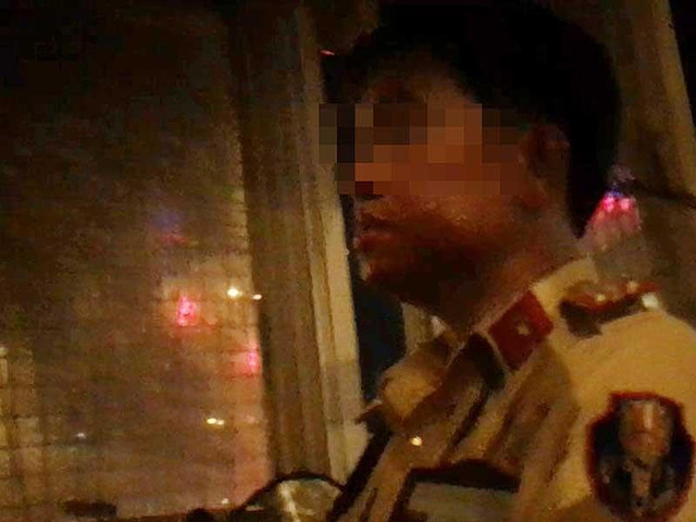 Vụ 'cò' qua chốt giờ cấm: ‘Làm luật’ ngay trong chốt CSGT - Hình 3 Vu 'co' qua chot gio cam: ‘Lam luat’ ngay trong chot CSGT-Hinh-3