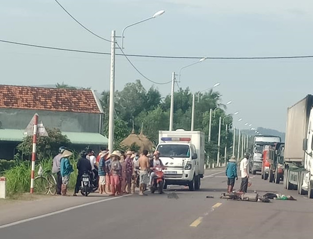 Bình Định: Xe biển xanh va chạm xe đạp điện, 2 mẹ con tử vong tại chỗ Binh Dinh: Xe bien xanh va cham xe dap dien, 2 me con tu vong tai cho