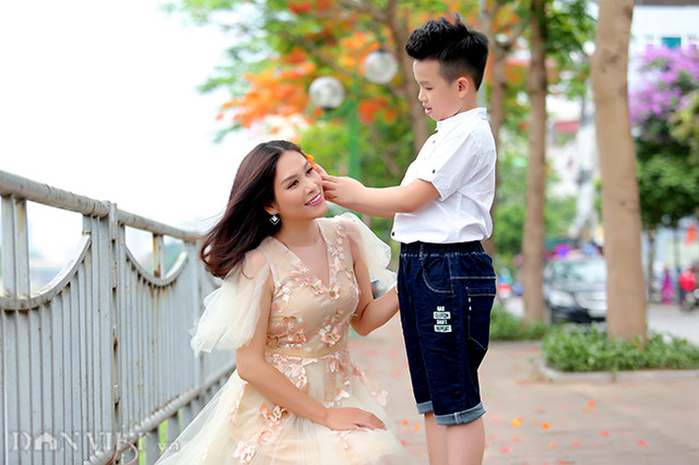 Thẫn thờ với hàng phượng rực đỏ ở Hà Nội báo hiệu hè về - Hình 10 Than tho voi hang phuong ruc do o Ha Noi bao hieu he ve-Hinh-10