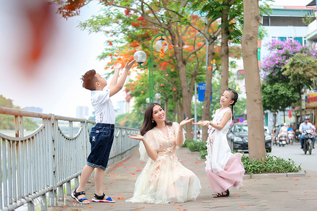 Thẫn thờ với hàng phượng rực đỏ ở Hà Nội báo hiệu hè về - Hình 8 Than tho voi hang phuong ruc do o Ha Noi bao hieu he ve-Hinh-8