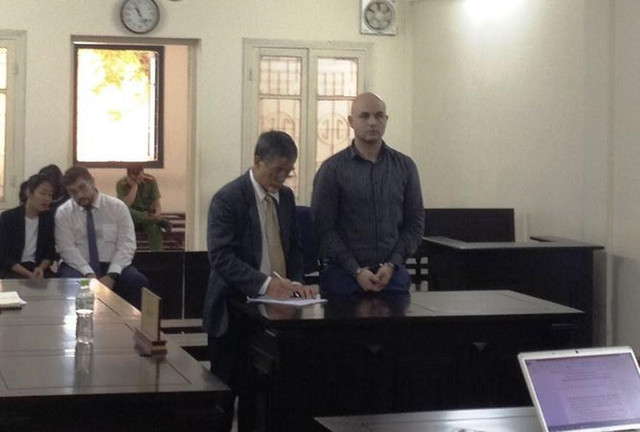 Đồi bại những tên ấu dâm nước ngoài đến Việt Nam - Hình 7 Doi bai nhung ten au dam nuoc ngoai den Viet Nam-Hinh-7