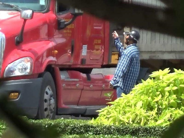 Hành trình đeo bám ‘cò’ dẫn xe qua mặt chốt CSGT vào giờ cấm - Hình 2 Hanh trinh deo bam ‘co’ dan xe qua mat chot CSGT vao gio cam-Hinh-2