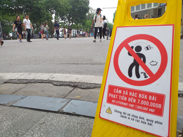 Hà Nội: Hành vi vứt rác trên phố đi bộ có thể bị phạt đến 7 triệu đồng Ha Noi: Hanh vi vut rac tren pho di bo co the bi phat den 7 trieu dong