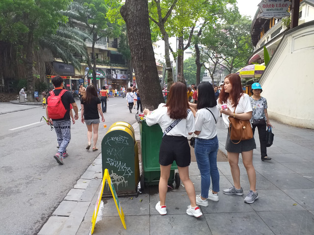 Hà Nội: Hành vi vứt rác trên phố đi bộ có thể bị phạt đến 7 triệu đồng - Hình 2 Ha Noi: Hanh vi vut rac tren pho di bo co the bi phat den 7 trieu dong-Hinh-2