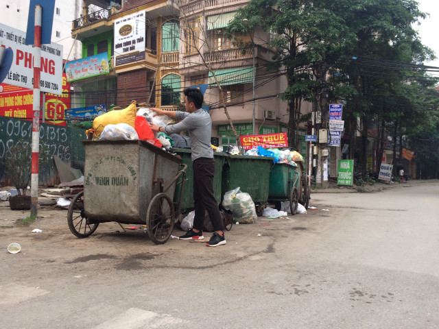 Ha Nội ngập rác chẳng khác gì đường làng - Hình 10 Ha Noi ngap rac chang khac gi duong lang-Hinh-10