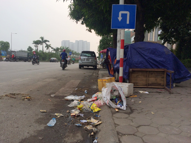 Ha Nội ngập rác chẳng khác gì đường làng - Hình 6 Ha Noi ngap rac chang khac gi duong lang-Hinh-6