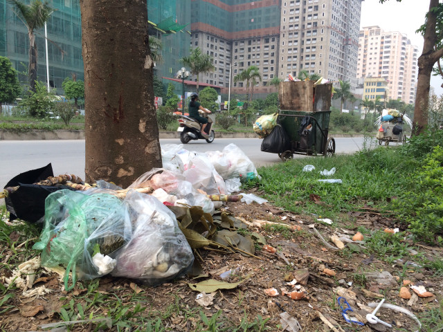 Ha Nội ngập rác chẳng khác gì đường làng - Hình 5 Ha Noi ngap rac chang khac gi duong lang-Hinh-5