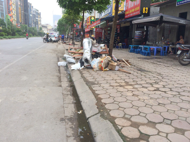 Ha Nội ngập rác chẳng khác gì đường làng - Hình 3 Ha Noi ngap rac chang khac gi duong lang-Hinh-3
