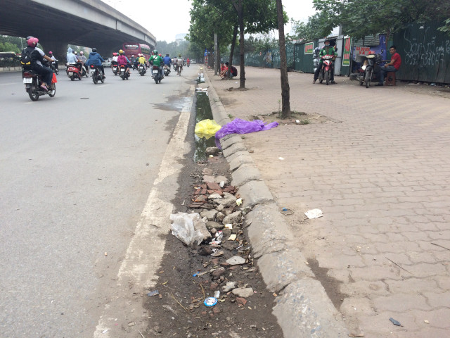 Ha Nội ngập rác chẳng khác gì đường làng - Hình 2 Ha Noi ngap rac chang khac gi duong lang-Hinh-2