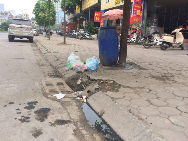 Ha Nội ngập rác chẳng khác gì đường làng - Hình 8 Ha Noi ngap rac chang khac gi duong lang-Hinh-8