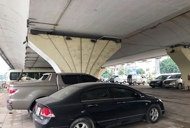 Bấp chấp yêu cầu của Bộ GTVT, bãi trông xe gầm cầu Hà Nội vẫn nhộn nhịp - Hình 2 Bap chap yeu cau cua Bo GTVT, bai trong xe gam cau Ha Noi van nhon nhip-Hinh-2