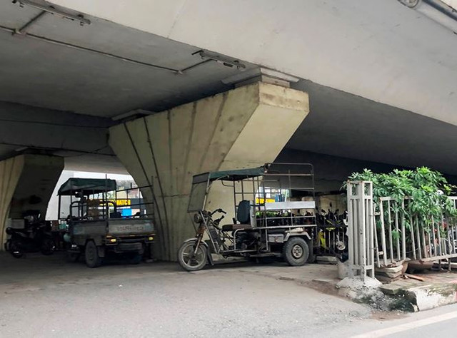 Bấp chấp yêu cầu của Bộ GTVT, bãi trông xe gầm cầu Hà Nội vẫn nhộn nhịp - Hình 6 Bap chap yeu cau cua Bo GTVT, bai trong xe gam cau Ha Noi van nhon nhip-Hinh-6