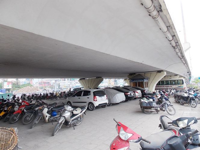 Bấp chấp yêu cầu của Bộ GTVT, bãi trông xe gầm cầu Hà Nội vẫn nhộn nhịp Bap chap yeu cau cua Bo GTVT, bai trong xe gam cau Ha Noi van nhon nhip
