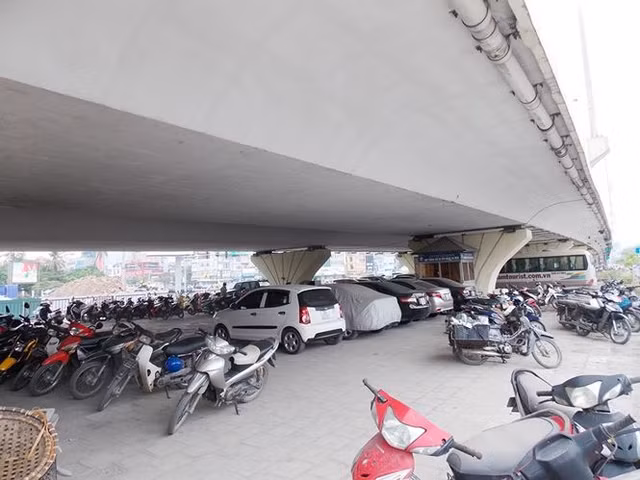 Bap chap yeu cau cua Bo GTVT, bai trong xe gam cau Ha Noi van nhon nhip