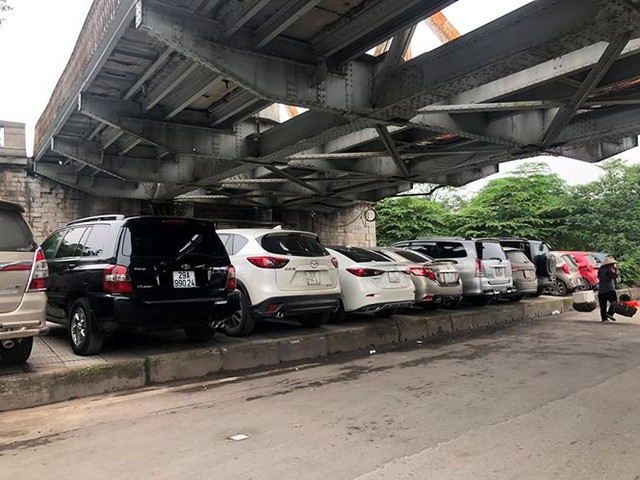 Bấp chấp yêu cầu của Bộ GTVT, bãi trông xe gầm cầu Hà Nội vẫn nhộn nhịp - Hình 7 Bap chap yeu cau cua Bo GTVT, bai trong xe gam cau Ha Noi van nhon nhip-Hinh-7