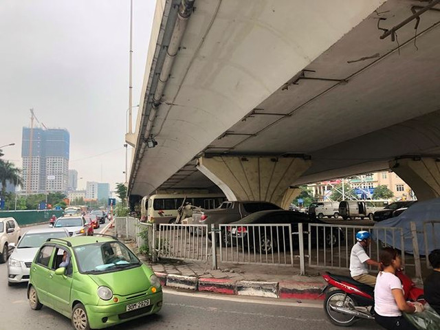 Bấp chấp yêu cầu của Bộ GTVT, bãi trông xe gầm cầu Hà Nội vẫn nhộn nhịp - Hình 4 Bap chap yeu cau cua Bo GTVT, bai trong xe gam cau Ha Noi van nhon nhip-Hinh-4