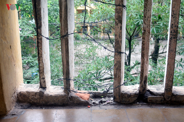 Ảnh: Thầy, trò vừa học, vừa nơm nớp lo trường đổ sập ở Hà Nội - Hình 4 Anh: Thay, tro vua hoc, vua nom nop lo truong do sap o Ha Noi-Hinh-4