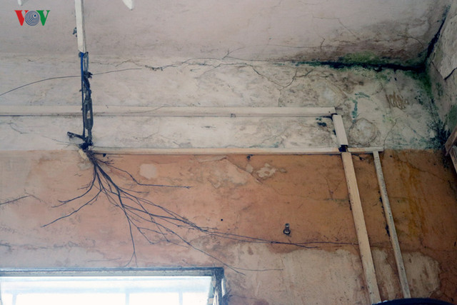 Ảnh: Thầy, trò vừa học, vừa nơm nớp lo trường đổ sập ở Hà Nội - Hình 7 Anh: Thay, tro vua hoc, vua nom nop lo truong do sap o Ha Noi-Hinh-7