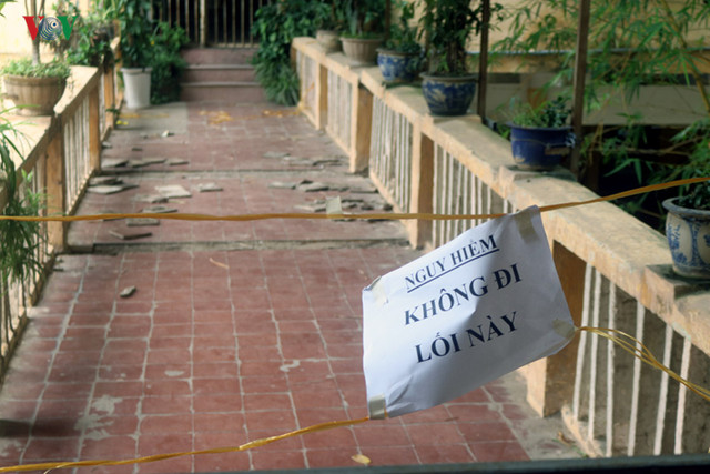 Ảnh: Thầy, trò vừa học, vừa nơm nớp lo trường đổ sập ở Hà Nội - Hình 9 Anh: Thay, tro vua hoc, vua nom nop lo truong do sap o Ha Noi-Hinh-9