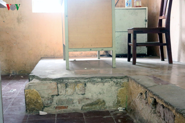 Ảnh: Thầy, trò vừa học, vừa nơm nớp lo trường đổ sập ở Hà Nội - Hình 8 Anh: Thay, tro vua hoc, vua nom nop lo truong do sap o Ha Noi-Hinh-8