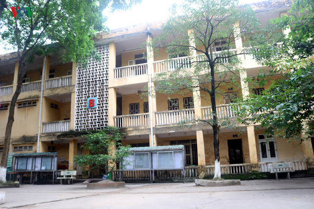 Ảnh: Thầy, trò vừa học, vừa nơm nớp lo trường đổ sập ở Hà Nội - Hình 2 Anh: Thay, tro vua hoc, vua nom nop lo truong do sap o Ha Noi-Hinh-2