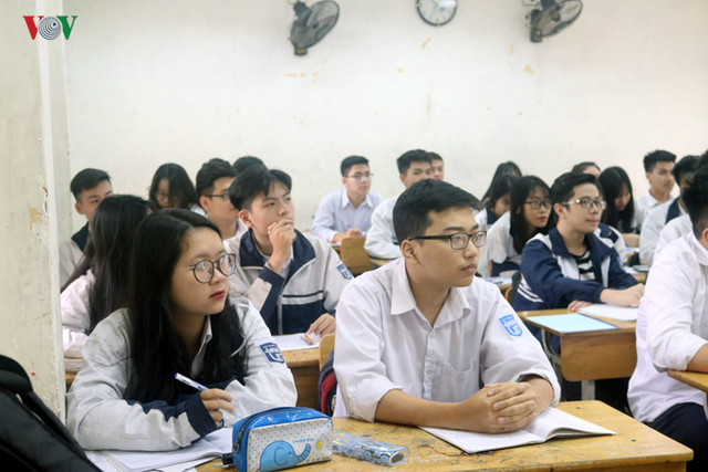 Ảnh: Thầy, trò vừa học, vừa nơm nớp lo trường đổ sập ở Hà Nội - Hình 10 Anh: Thay, tro vua hoc, vua nom nop lo truong do sap o Ha Noi-Hinh-10