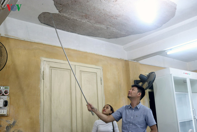 Ảnh: Thầy, trò vừa học, vừa nơm nớp lo trường đổ sập ở Hà Nội - Hình 5 Anh: Thay, tro vua hoc, vua nom nop lo truong do sap o Ha Noi-Hinh-5