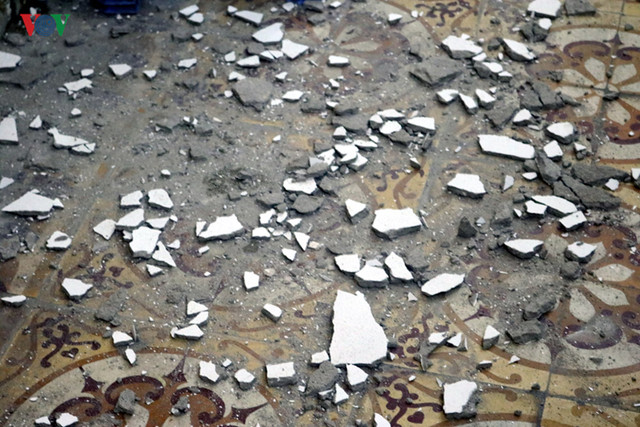 Ảnh: Thầy, trò vừa học, vừa nơm nớp lo trường đổ sập ở Hà Nội - Hình 6 Anh: Thay, tro vua hoc, vua nom nop lo truong do sap o Ha Noi-Hinh-6