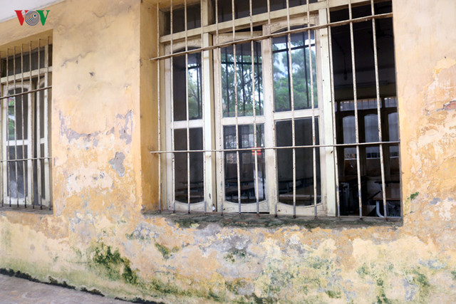 Ảnh: Thầy, trò vừa học, vừa nơm nớp lo trường đổ sập ở Hà Nội - Hình 3 Anh: Thay, tro vua hoc, vua nom nop lo truong do sap o Ha Noi-Hinh-3