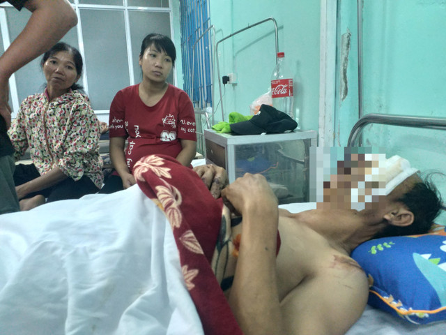 Xe biển xanh gây tai nạn rồi bỏ chạy: nạn nhân vẫn chưa tỉnh lại - Hình 2 Xe bien xanh gay tai nan roi bo chay: nan nhan van chua tinh lai-Hinh-2