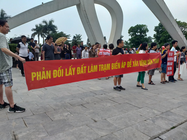Phản đối chủ đầu tư Hancorp, cư dân Ngoại Giao Đoàn lại xuống đường Phan doi chu dau tu Hancorp, cu dan Ngoai Giao Doan lai xuong duong