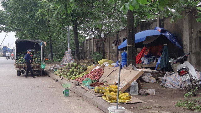 Ngán ngẩm cảnh hàng rong mọc như nấm trên đại lộ Thăng Long Ngan ngam canh hang rong moc nhu nam tren dai lo Thang Long