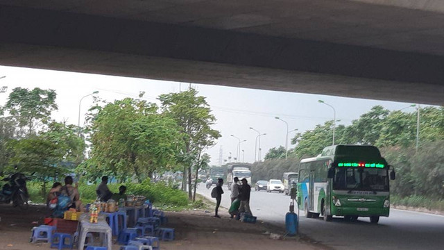 Ngán ngẩm cảnh hàng rong mọc như nấm trên đại lộ Thăng Long - Hình 7 Ngan ngam canh hang rong moc nhu nam tren dai lo Thang Long-Hinh-7