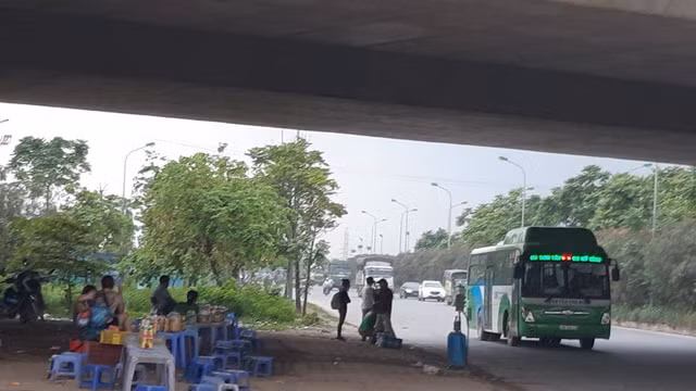 Ngan ngam canh hang rong moc nhu nam tren dai lo Thang Long-Hinh-7