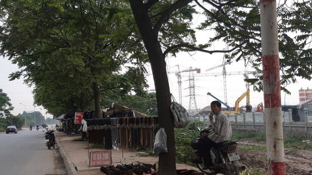 Ngán ngẩm cảnh hàng rong mọc như nấm trên đại lộ Thăng Long - Hình 8 Ngan ngam canh hang rong moc nhu nam tren dai lo Thang Long-Hinh-8
