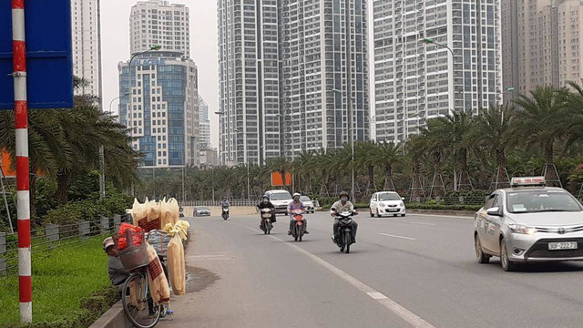 Ngán ngẩm cảnh hàng rong mọc như nấm trên đại lộ Thăng Long - Hình 2 Ngan ngam canh hang rong moc nhu nam tren dai lo Thang Long-Hinh-2