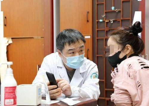 Bé 10 tuổi thoái hóa cột sống cổ vì nguyên nhân không ngờ Be 10 tuoi thoai hoa cot song co vi nguyen nhan khong ngo