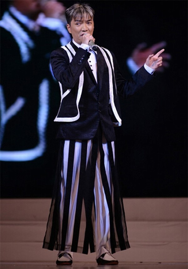 Tóc Tiên, Yến Trang, Đàm Vĩnh Hưng với những trang phục và vũ đạo 'quái' đến mức khó hiểu - Hình 9 Toc Tien, Yen Trang, Dam Vinh Hung voi nhung trang phuc va vu dao 'quai' den muc kho hieu-Hinh-9