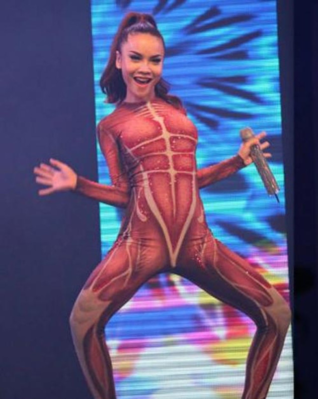 Tóc Tiên, Yến Trang, Đàm Vĩnh Hưng với những trang phục và vũ đạo 'quái' đến mức khó hiểu Toc Tien, Yen Trang, Dam Vinh Hung voi nhung trang phuc va vu dao 'quai' den muc kho hieu