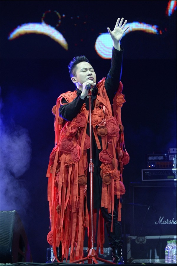 Tóc Tiên, Yến Trang, Đàm Vĩnh Hưng với những trang phục và vũ đạo 'quái' đến mức khó hiểu - Hình 8 Toc Tien, Yen Trang, Dam Vinh Hung voi nhung trang phuc va vu dao 'quai' den muc kho hieu-Hinh-8